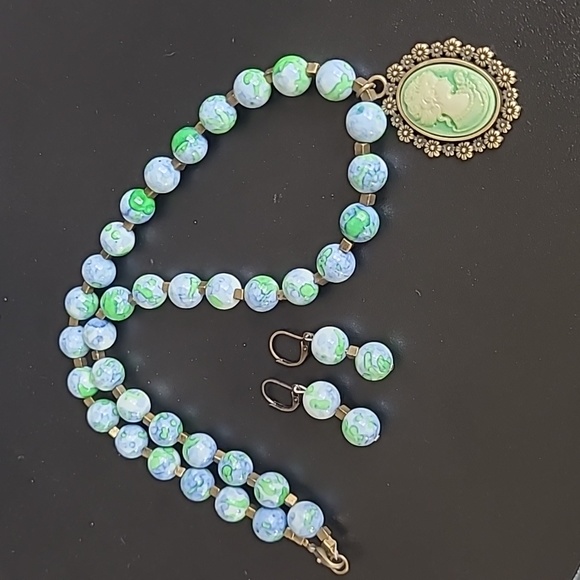 Jewelry - Beautiful necklace and earring set